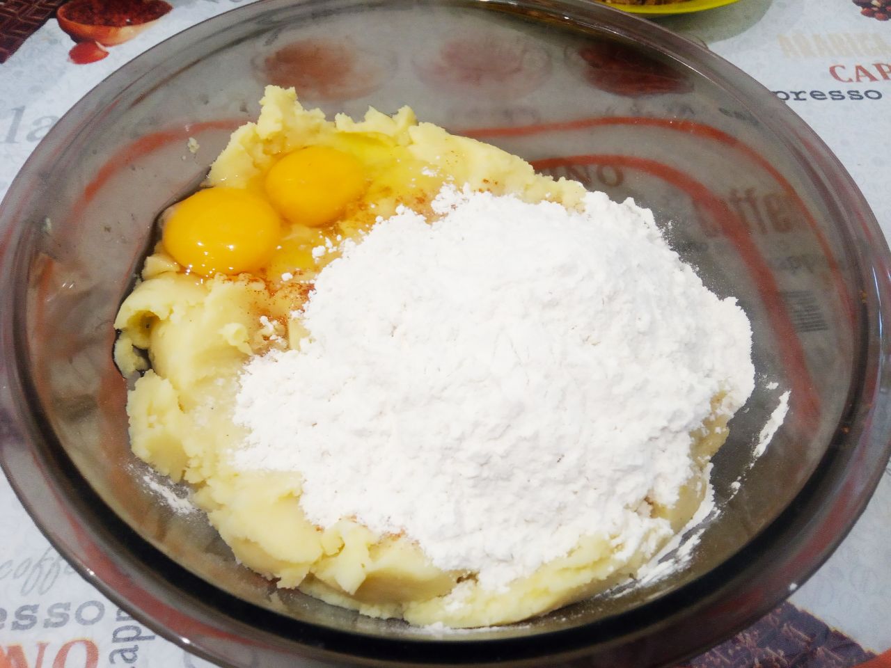 Картофельные гнёзда с мясной начинкой, сладким перцем и сыром: Добавляем яйца, муку, соль и перец по вкусу, тщательно размешиваем до эластичного состояния.