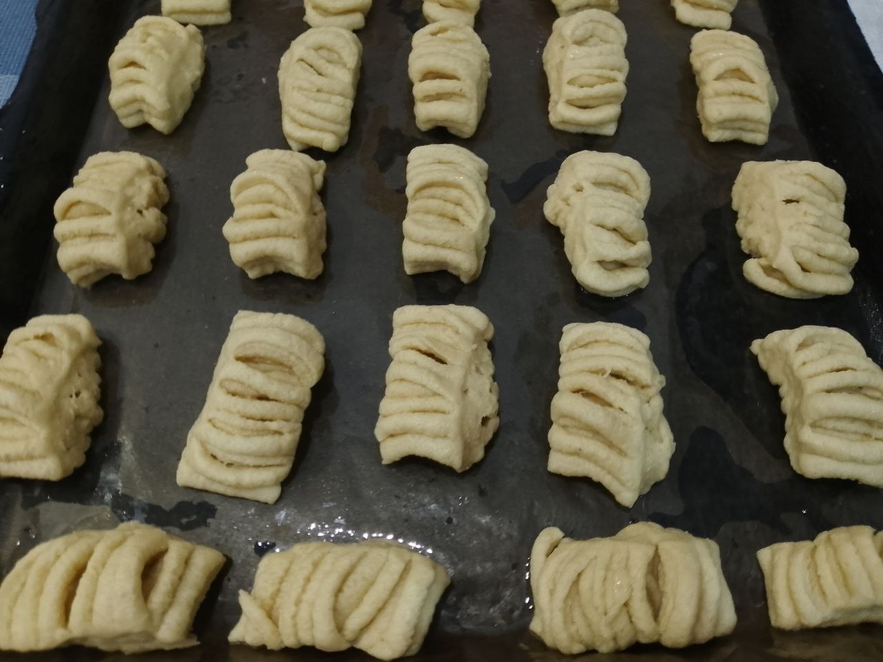 Песочное лимонное печенье, ароматное и вкусное: Противень застилаем пергаментом и укладываем полоски на расстоянии между собой.