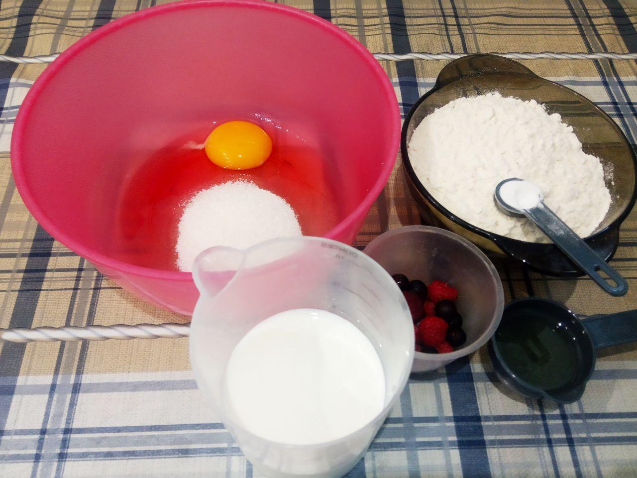 Панкейки с ягодами, вкусно и просто: Яйцо разбиваем в чашу или миску, в которой будем готовить тесто.