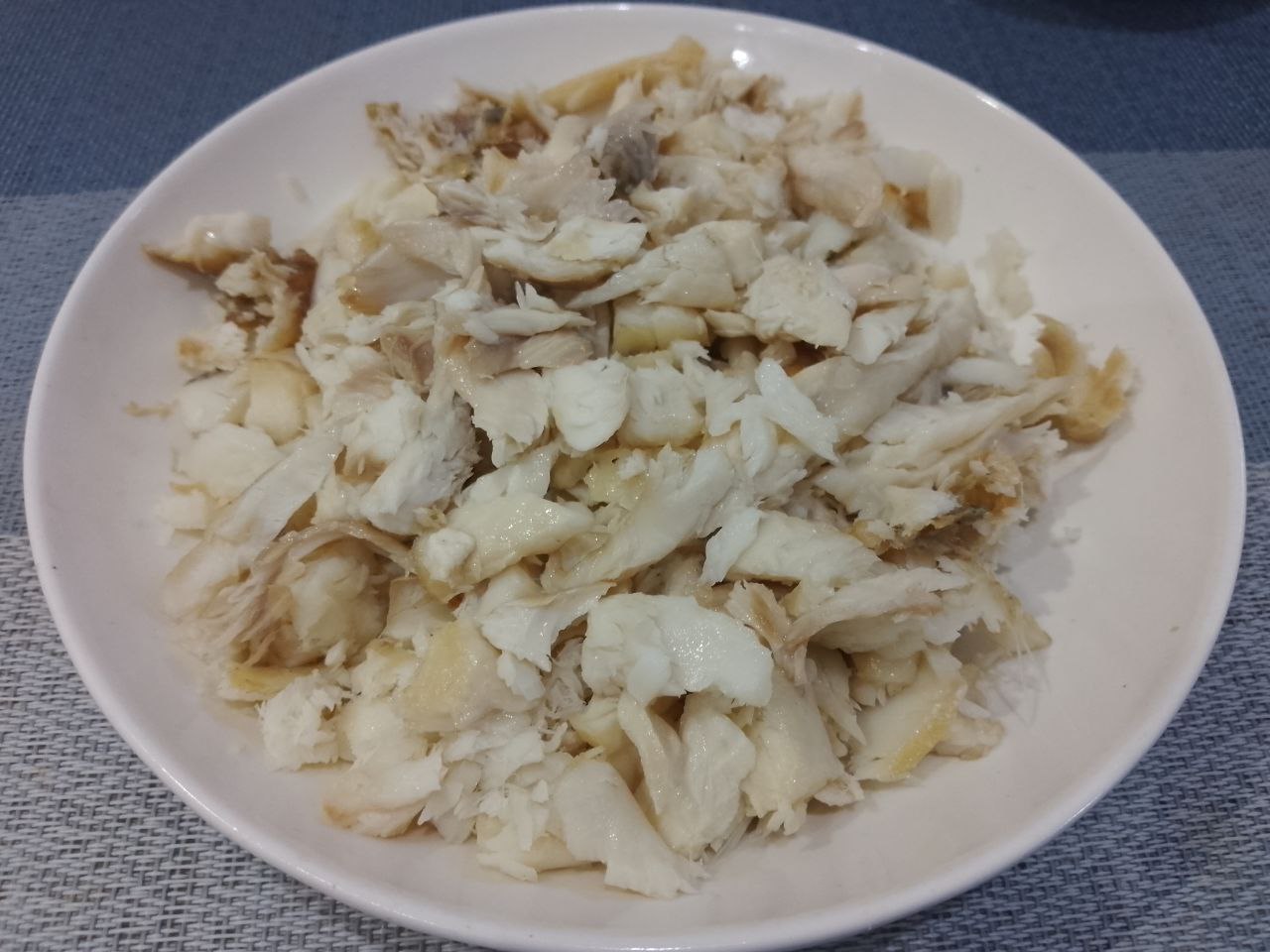 Салат из рыбы, моркови и лука: Обжаренную рыбу очищаем от косточек и измельчаем.