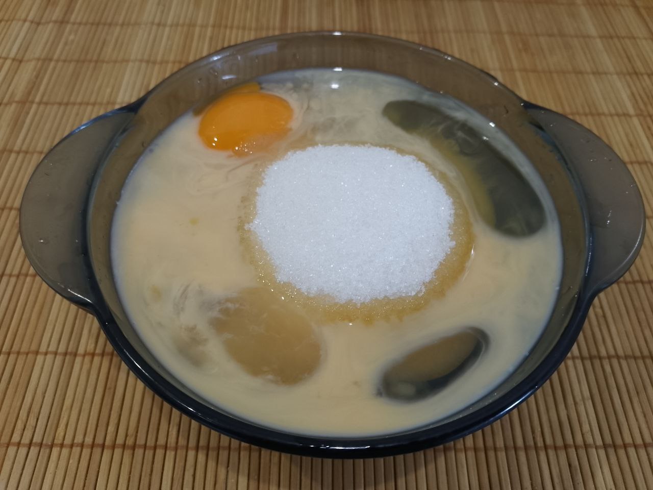 Манный пирог или манник на сметане, просто и вкусно: Яйца разбиваем в чашу, добавляем сахар и ванилин, размешиваем.
