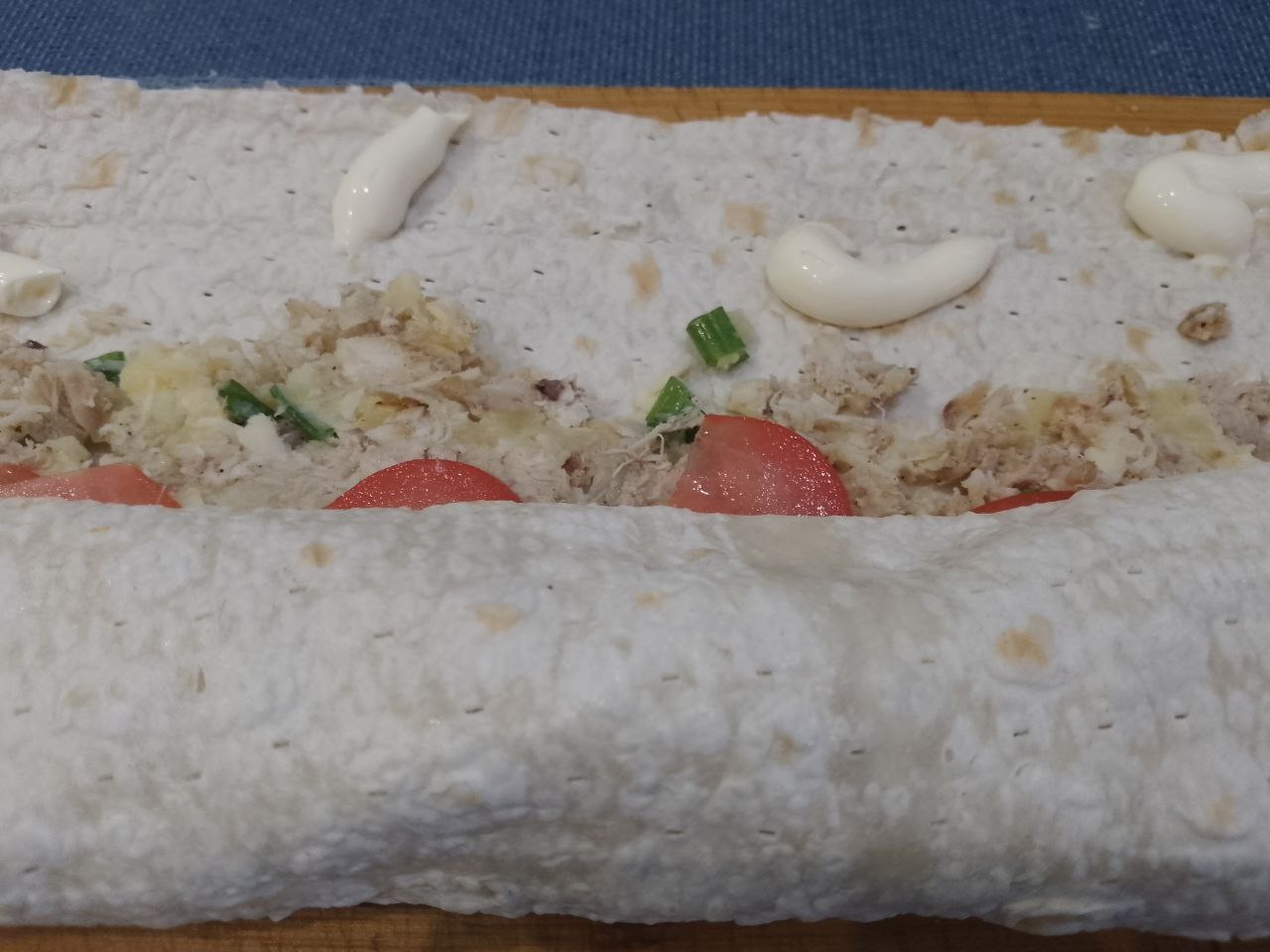 Лаваш с мясной начинкой в кляре, на сковороде: Распределяем ломтики помидоров по начинке и сворачиваем рулетом.