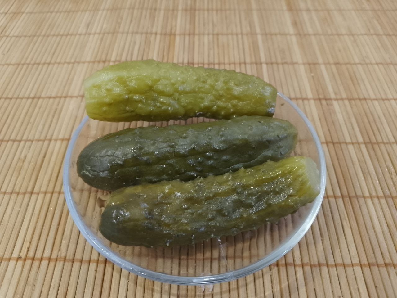 Салат из куриного мяса, свеклы и овощей, полезный и сытный: Огурцы консервированные или малосольные нарезаем тонкими ломтиками.