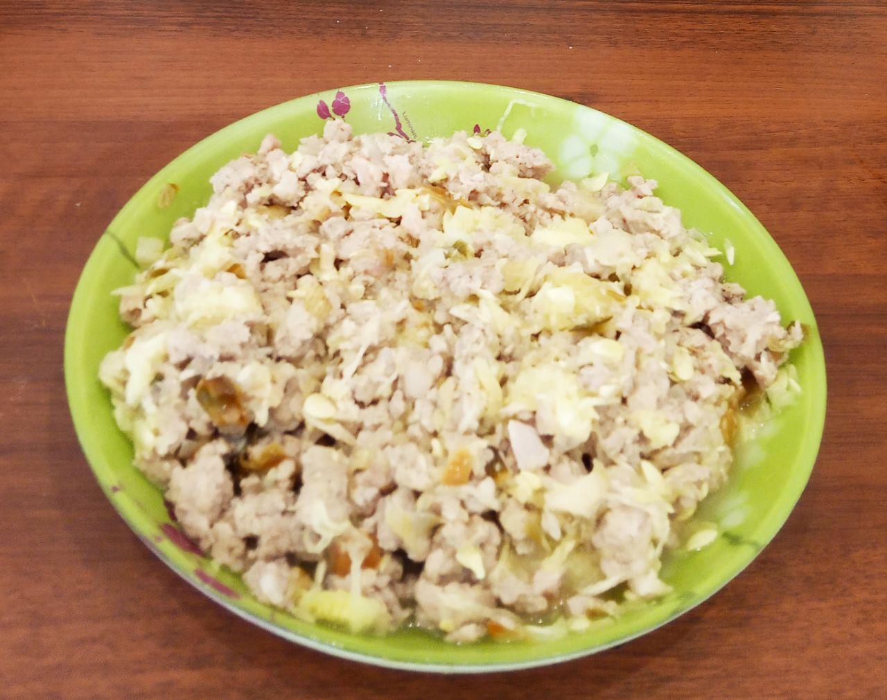 Кабачки фаршированные мясной начинкой и сыром: Добавляем к поджаренному луку, перемешиваем и выдерживаем несколько минут на медленном огне.