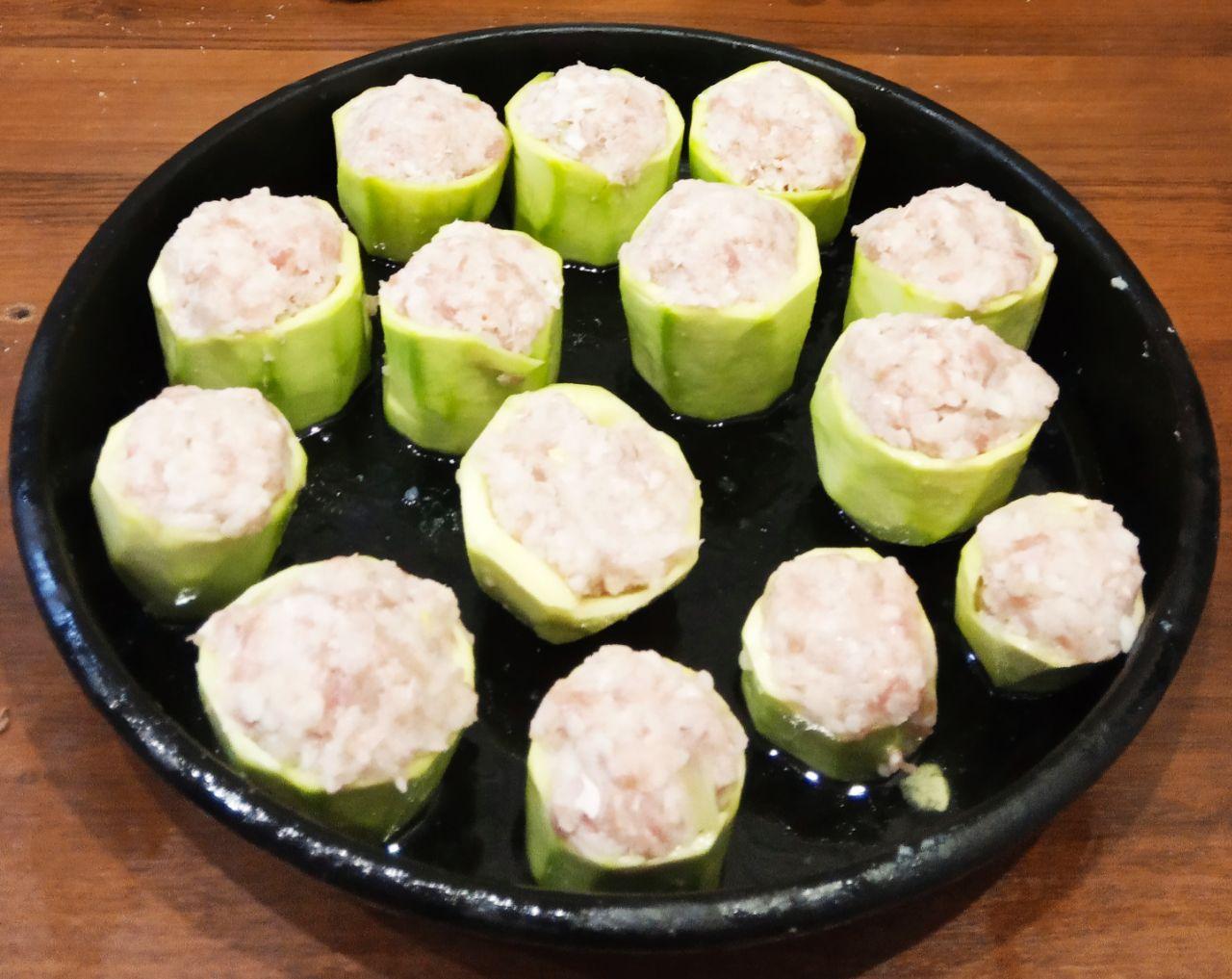 Кабачки фаршированные рисом с фаршем: Наполняем начинкой кабачки, укладываем на противень смазанный маслом или другую посуду.