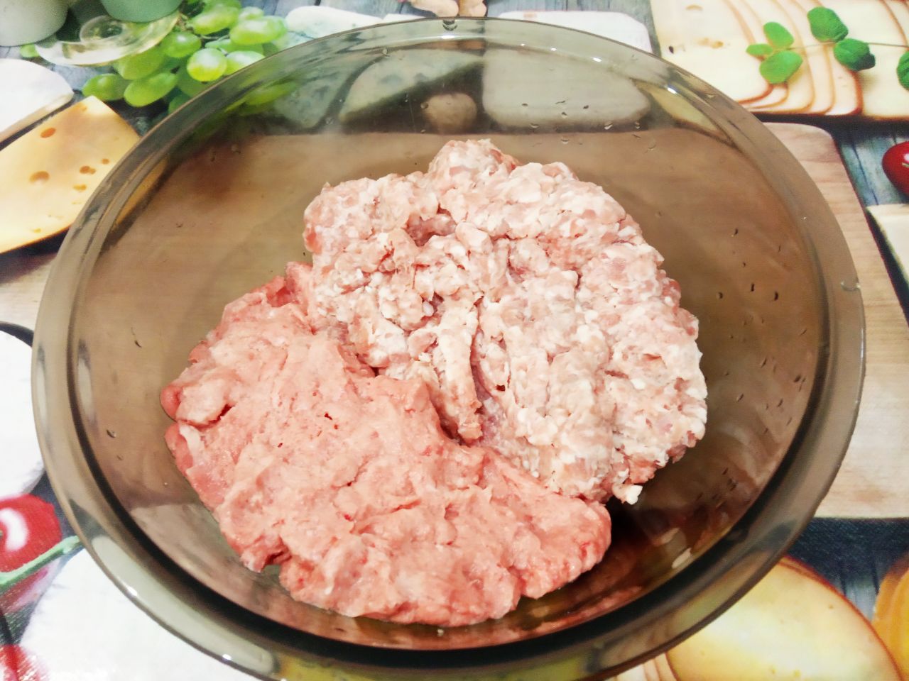 Битки запеченные в сметане, в духовке: Мясо свиное и куриное промываем, просушиваем и пропускаем через мясорубку или используем качественный