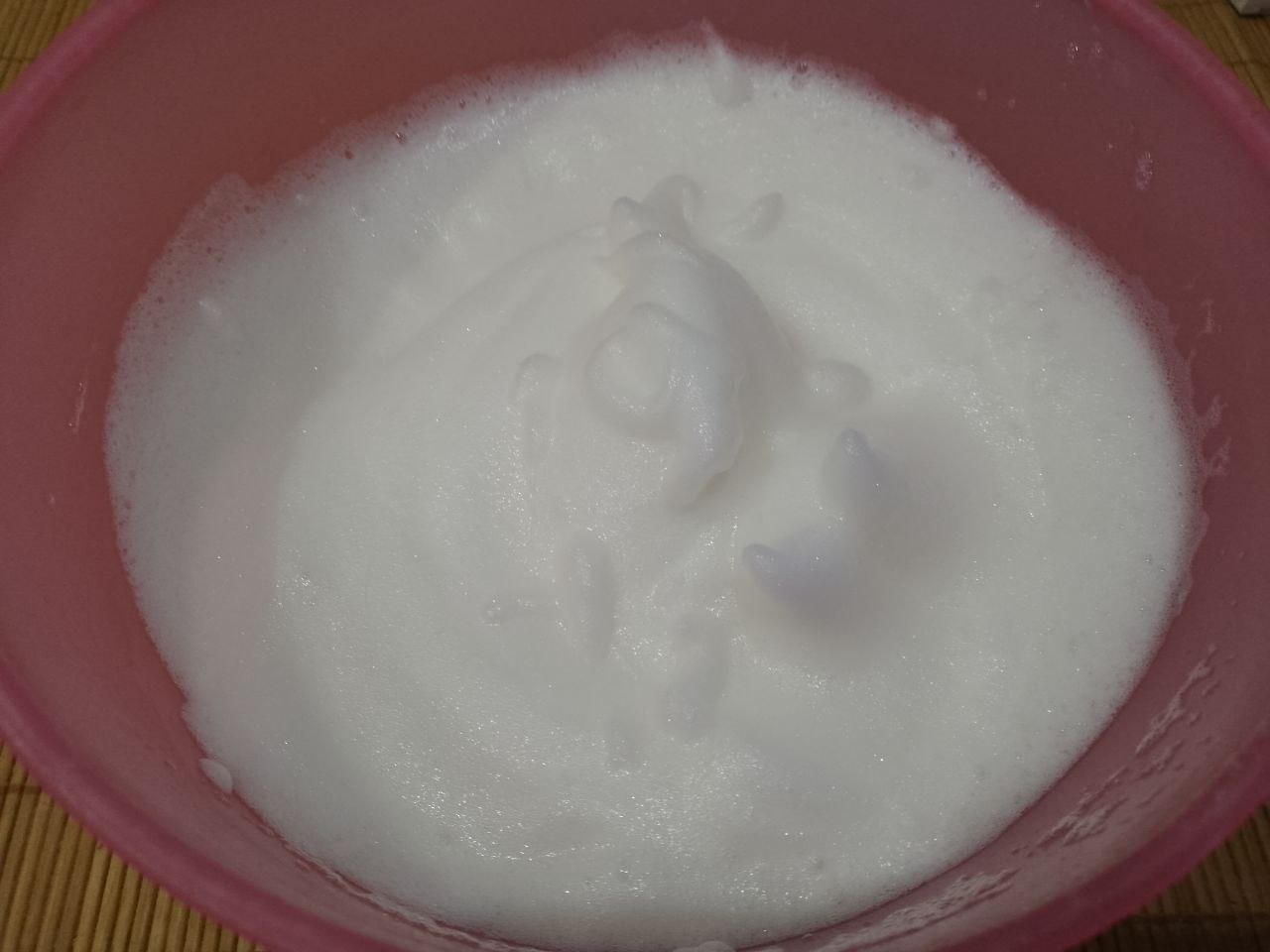 Мясные котлеты с начинкой, запеченные в духовке: Яйца разбиваем и отделяем желтки, из желтков приготовлю печенье. В белки добавляем щепотку соли и взбиваем в