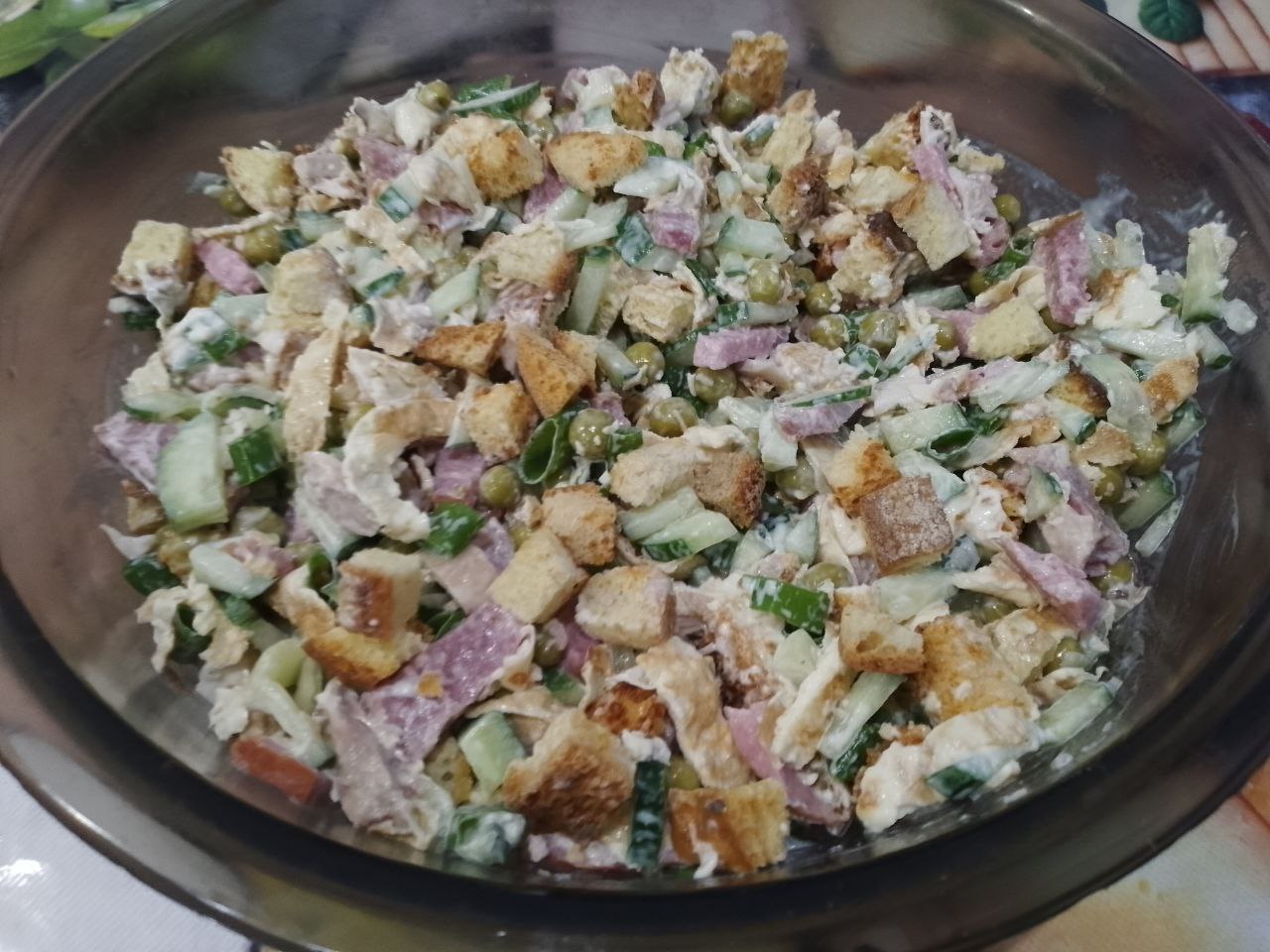 Салат вкусный, сытный и аппетитный, просто и быстро: Добавляем соль и майонез по вкусу, перемешиваем и перекладываем в салатницу.
