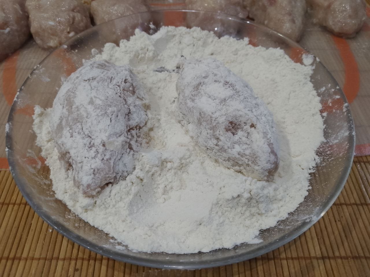 Котлеты с начинкой из яиц и сыра, в кляре, вкусные и сытные: Сначала котлеты обваливаем в муке.