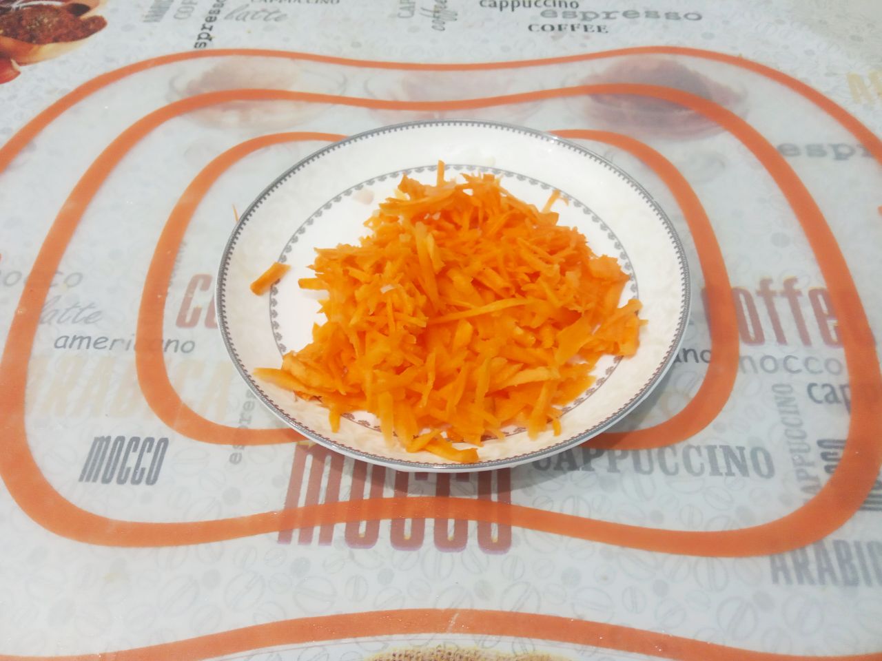 Суп куриный с сырными шариками, просто и аппетитно: Морковь очищаем от кожуры, промываем и натираем половину на крупной терке, половину на средней.