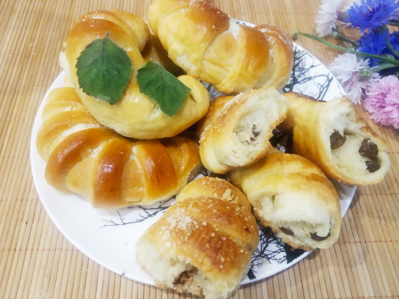 Булочки из дрожжевого теста, с начинкой из изюма и корицы