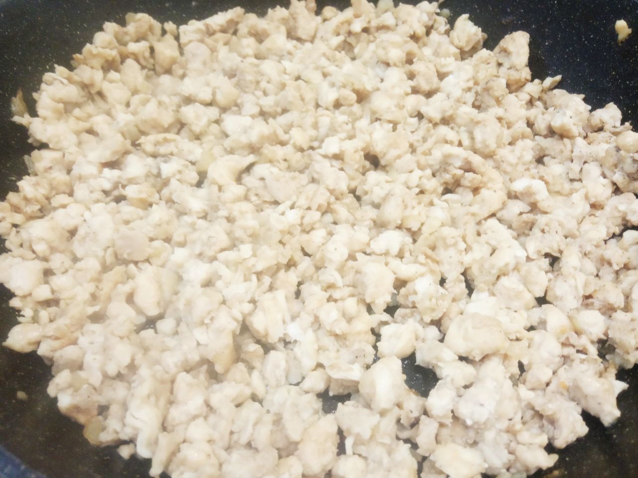 Картофельные пирожки с начинкой из куриного филе и лука: Кладем измельченное филе, соли и перчим по вкусу, добавляем соевый соус, перемешиваем и обжариваем до