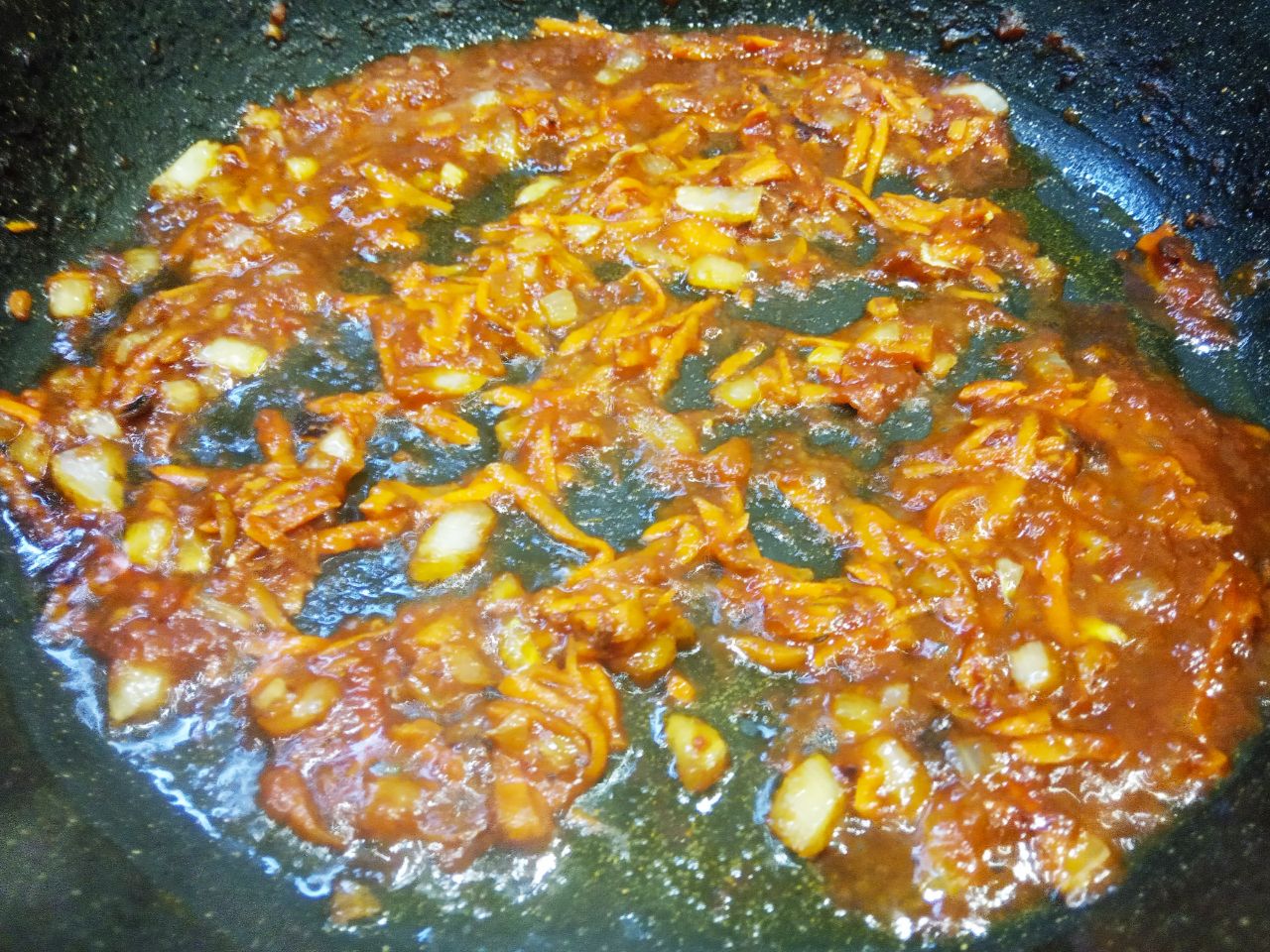 Макаронные гнёзда с мясом и сыром, в соусе: Добавляем томатную пасту, у меня домашняя томатная паста, перемешиваем и тушим несколько минут.