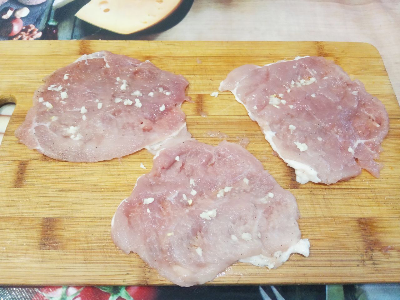 Мясные пальчики с начинкой из жареного лука: На кусочки свинины кладем начинку и чеснок по вкусу.