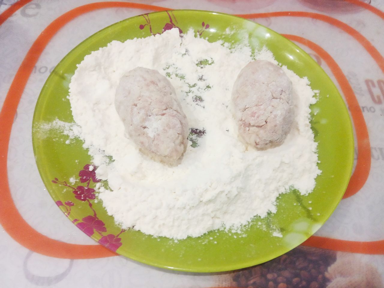 Мясные котлеты, запеченные в духовке, нежные и сочные: Формируем котлеты и обваливаем в муке.