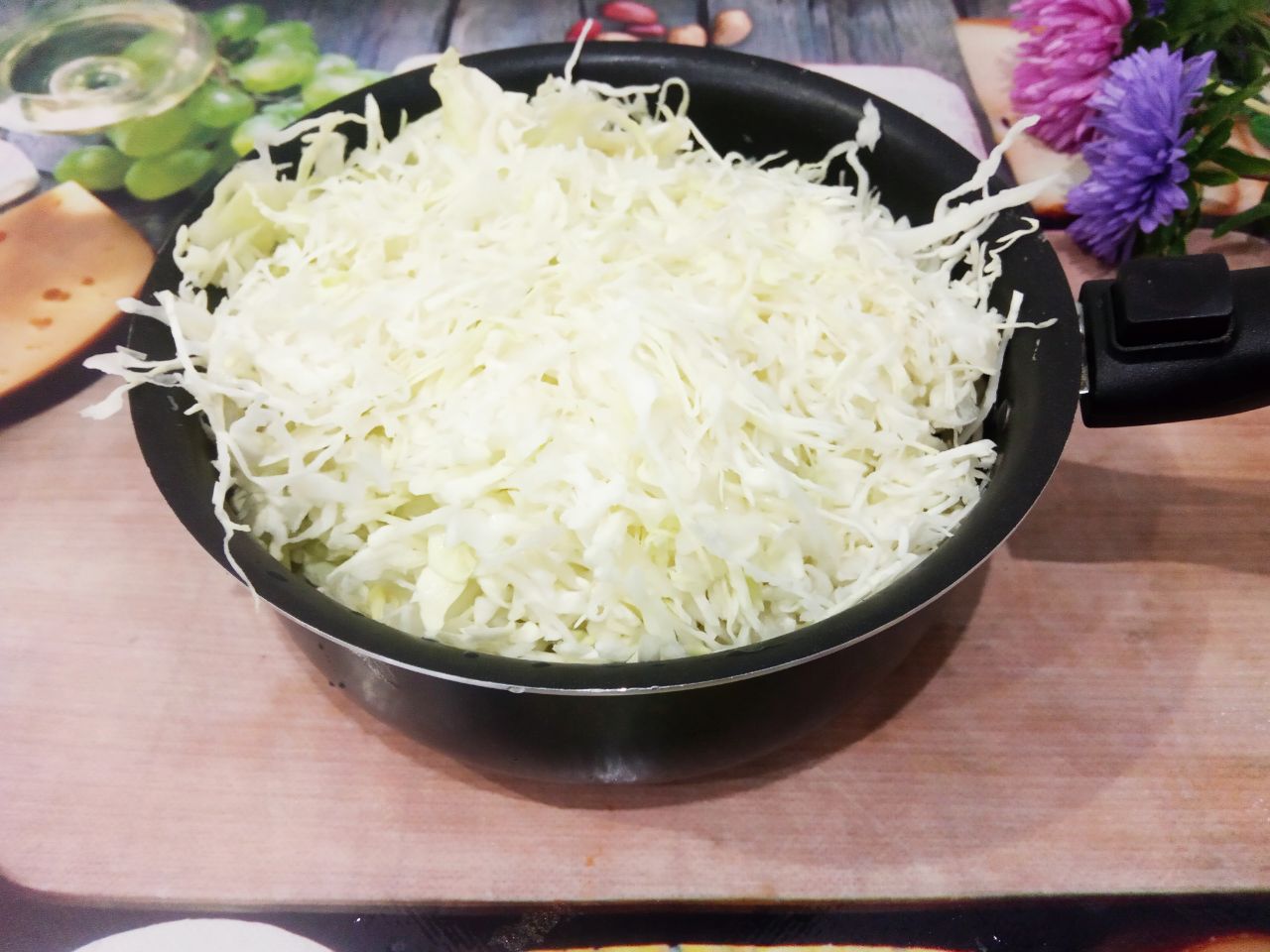 Простой рецепт салата из капусты, моркови и зеленого лука: Складываем капусту в сотейник, слегка солим и вливаем немного уксуса.