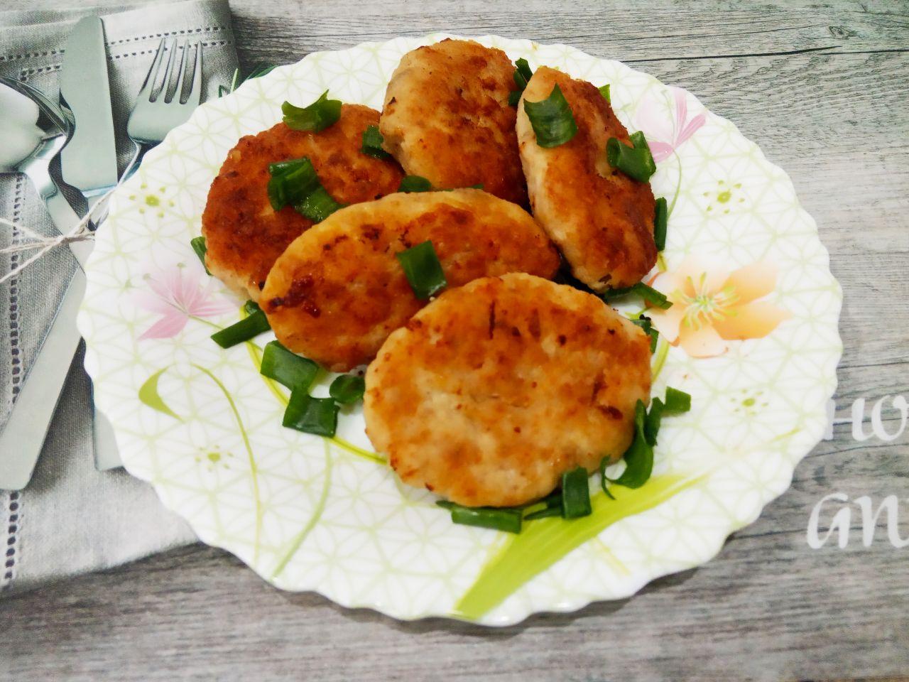 Сочные котлеты из куриного филе и грудинки