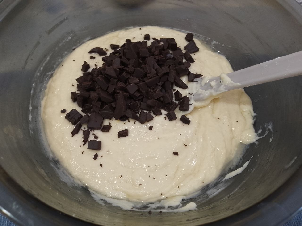 Вафли мягкие воздушные, с шоколадом и кунжутом: Шоколад разрезаем на небольшие кусочки и добавляем в смесь, перемешиваем.