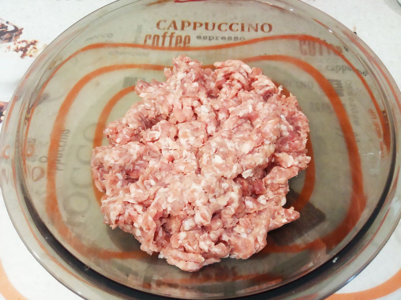Мясные гнёзда с грибной начинкой, перцем и сыром: Мясо промываем, разрезаем на кусочки и пропускаем через мясорубку.