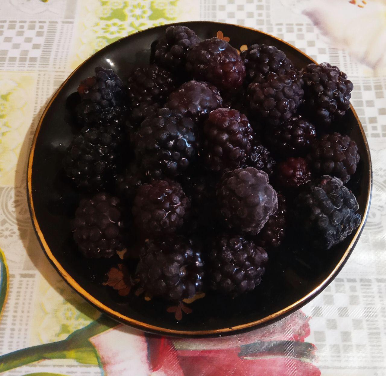 Пирог с ежевикой, нежный и вкусный: Ежевику я использовала замороженную, разморозила ее.