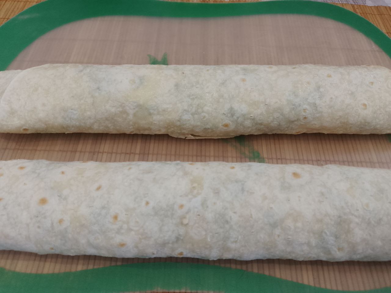 Вкусная закуска из лаваша, куриного филе и сыра, на сковороде: Лаваш сворачиваем рулетом.