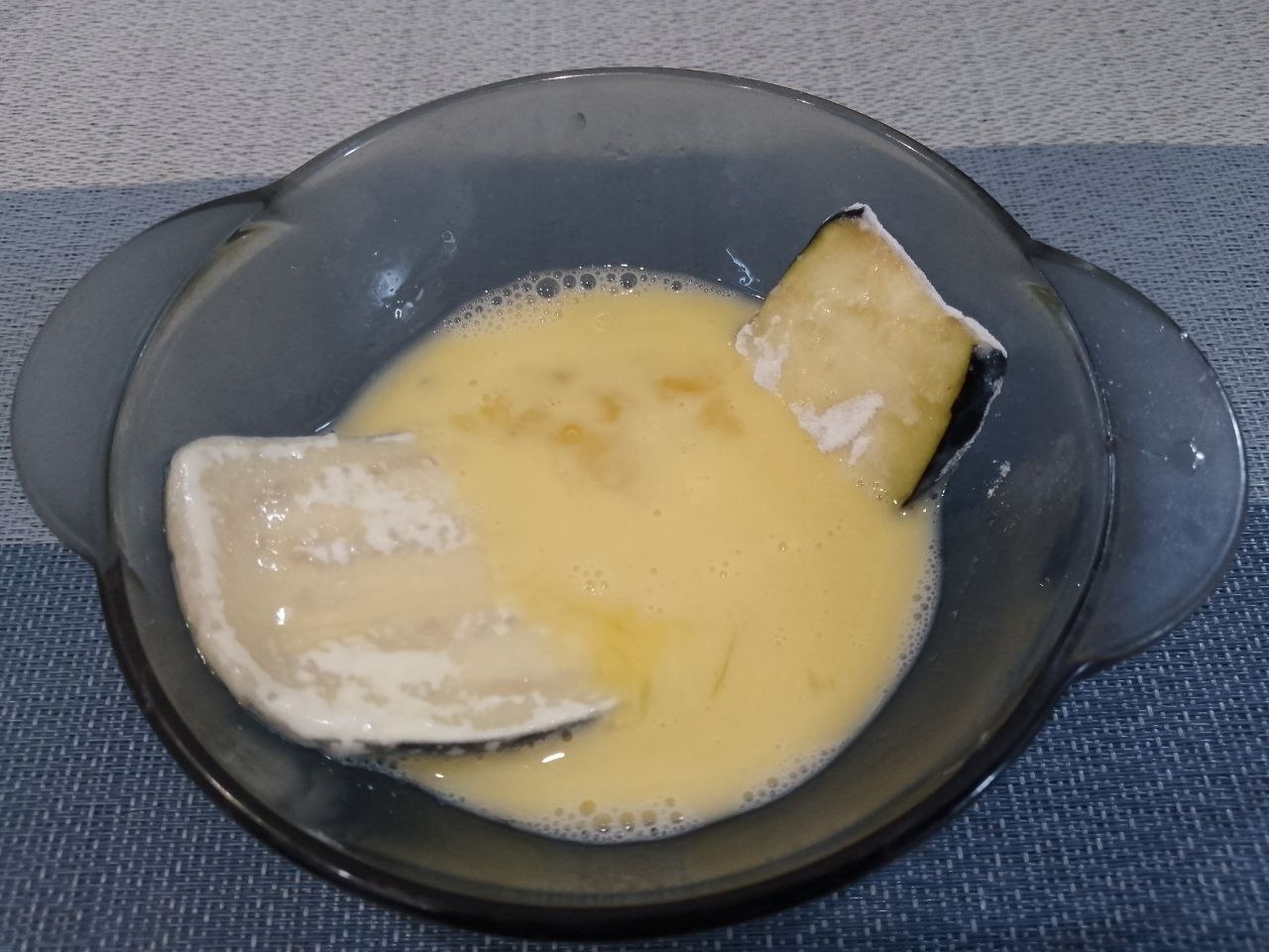 Баклажаны в яичном кляре и панировочных сухарях, с овощами: Окунаем во взбитые яйца.
