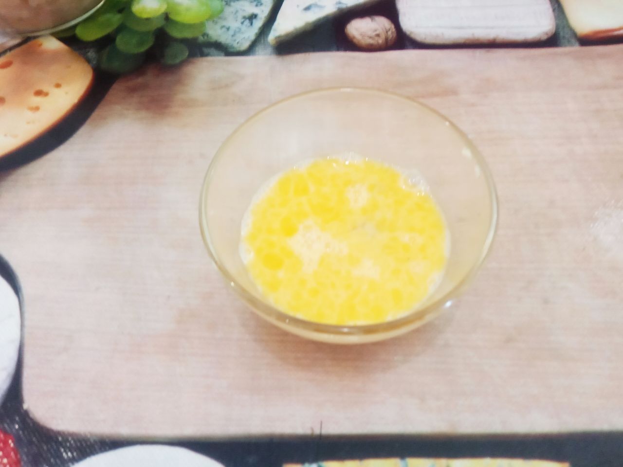Котлеты из рубленого куриного филе, жареного лука и манной крупы: Яйца разбиваем в чашу и взбиваем венчиком или вилкой.