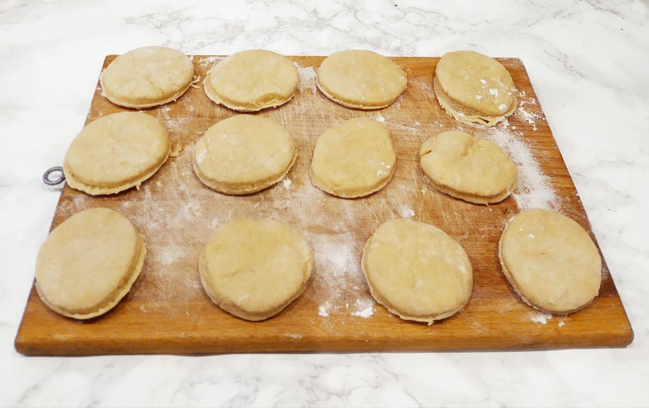 Пряники в белковой глазури, вкусные и мягкие: Тесто раскатываем толщиной 1 - 1,5 см, формочкой нарезаем кружочки.
