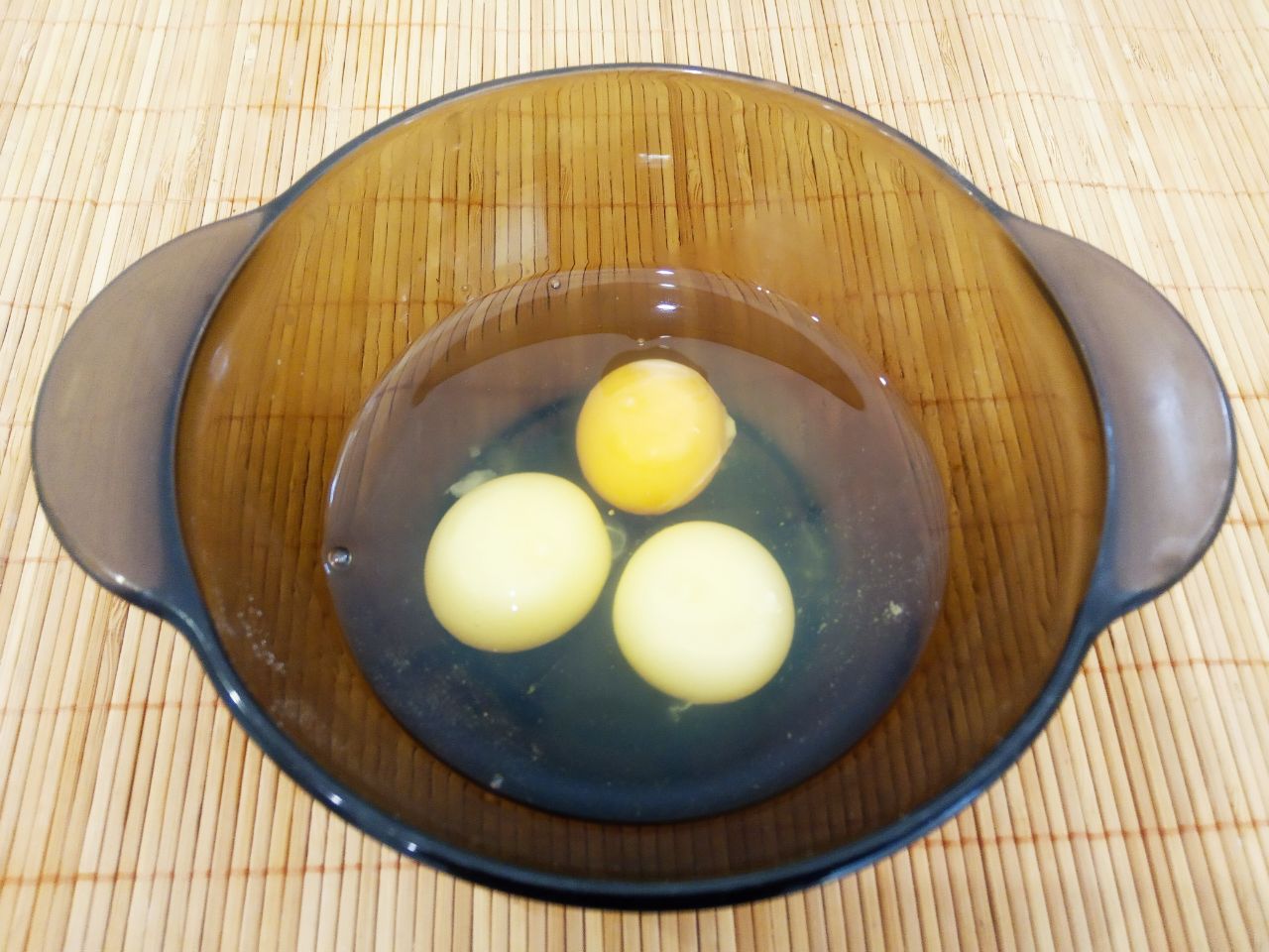 Картофельные блины со сметаной, вкусные и аппетитные: Яйца разбиваем в миску, добавляем сахар, соль и чеснок, размешиваем венчиком.