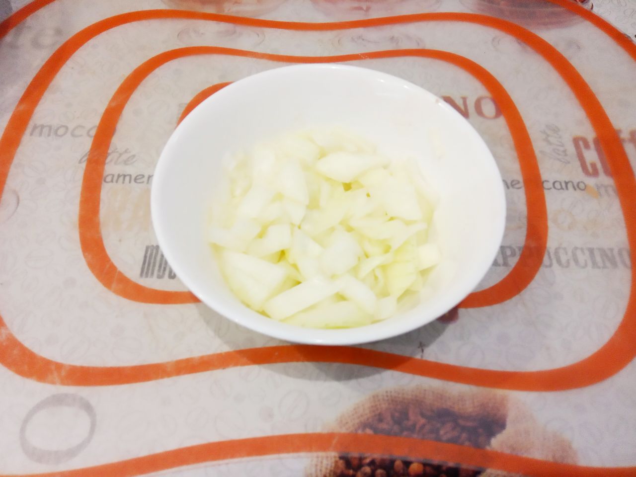 Картофель тушеный и фаршированный мясным фаршем: Приготовим соус. Лук очищаем от шелухи, промываем и мелко нарезаем.