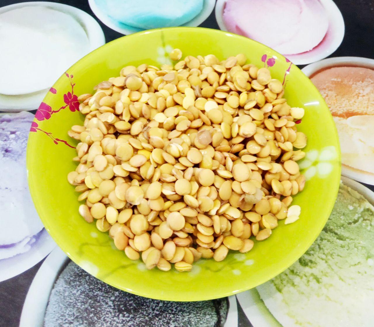 Полезный и вкусный суп из чечевицы: Воду сливаем и кладём чечевицу в кастрюльку.