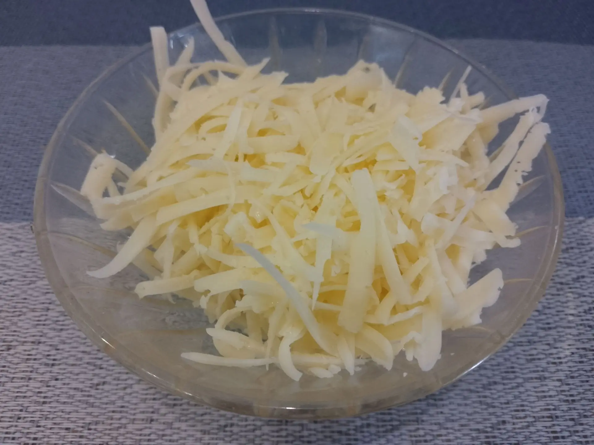 Горячие бутерброды в духовке, вкусно и быстро: Твердый сыр натираем на терке.