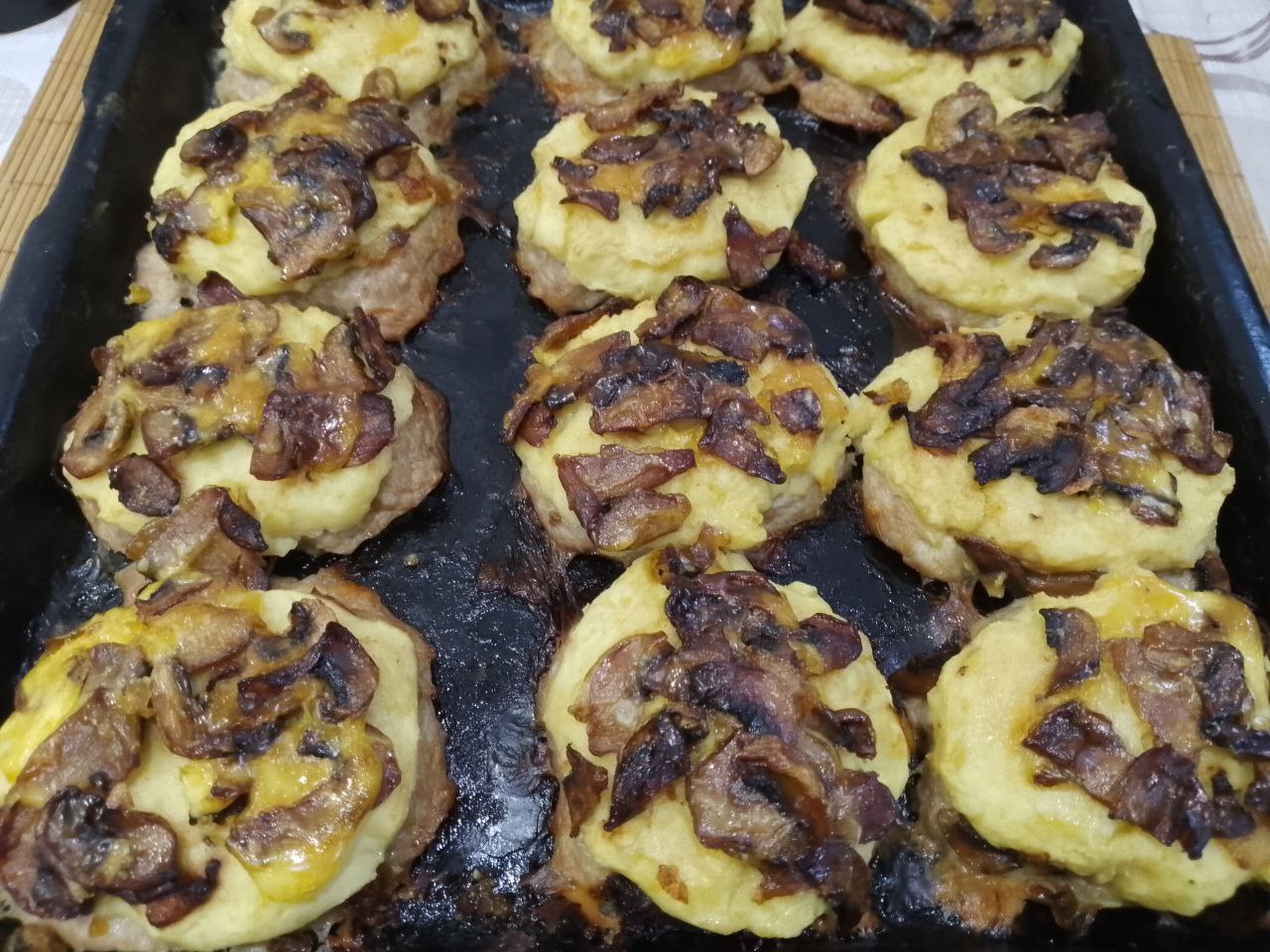 Стожки из мяса, грибов, сыра и картофельного пюре, сытные и аппетитные: Духовку разогреваем до 180 С и ставим стожки для запекания. Запекаем до готовности около 35-40 минут.