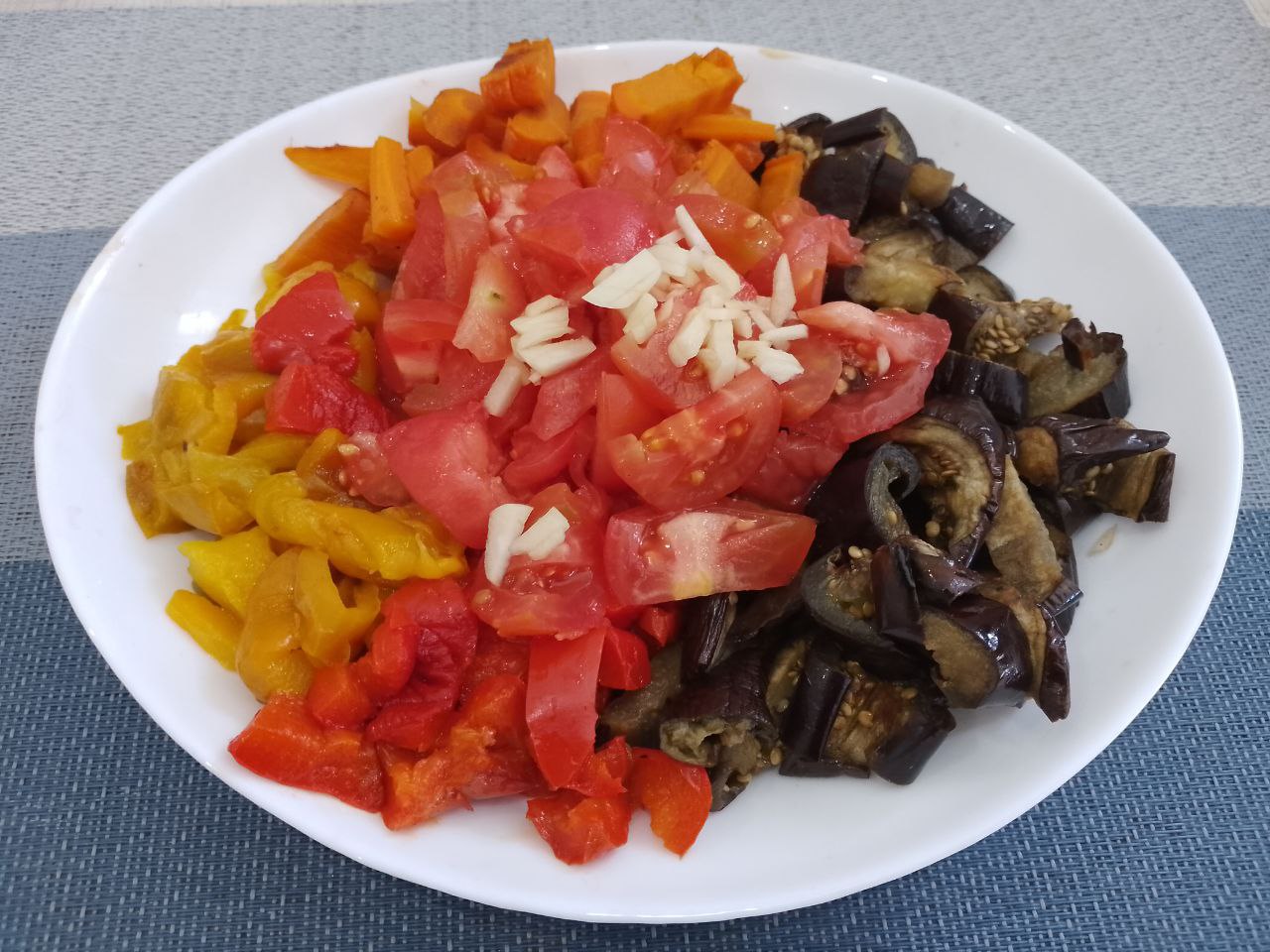 Салат из овощей, запеченных в духовке, полезно и вкусно: Нарезанные овощи складываем в салатницу.