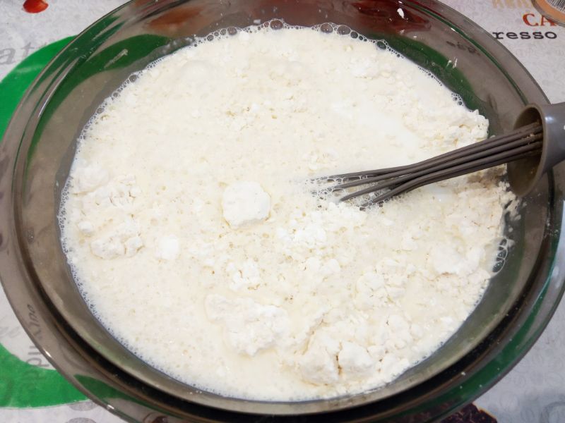 Блины с джемом или сливочным маслом, вкусно и просто: Молоко наливаем в сотейник, подогреваем и выливаем в сухую смесь.