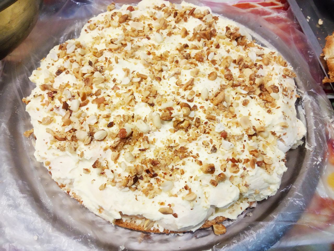 Вкусный торт ко дню рождения или к другому торжеству: Покрываем кремом и посыпаем орехами.