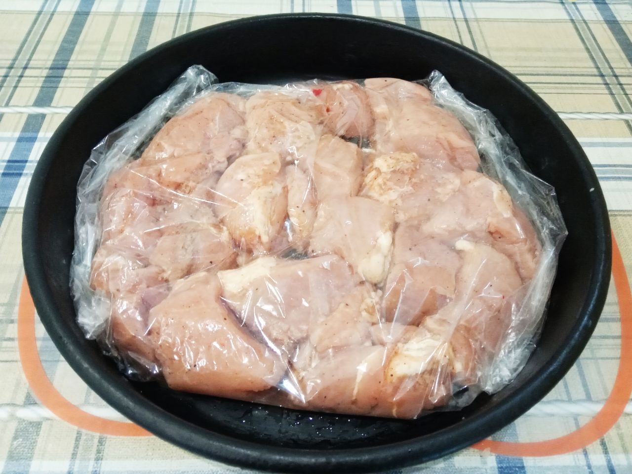Мясо запеченное со специями в рукаве, нежное и сочное: Духовку разогреваем до 180 С и ставим мясо для запекания. Запекаем мясо до готовности около 1-1,5 часа в