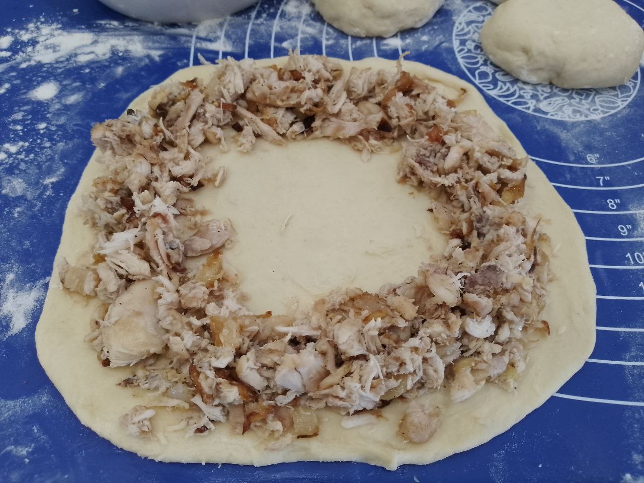 Бублики из дрожжевого теста с мясной начинкой, вкусные и сытные: На края круга не до края равномерно выкладываем начинку.