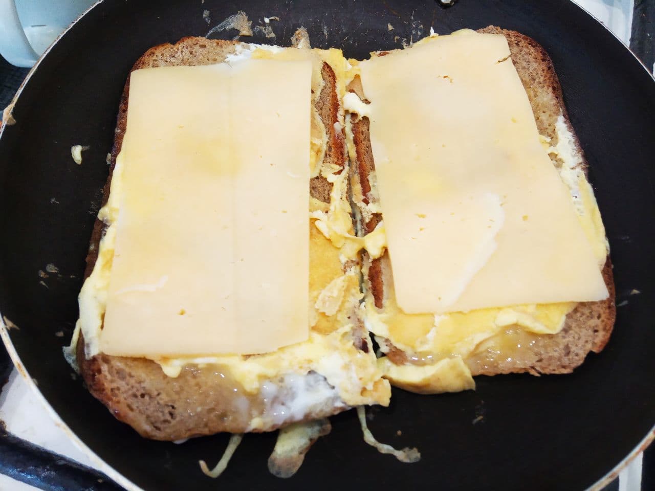 Горячие бутерброды на завтрак, не только быстро, но и вкусно: Осторожно переворачиваем ломтики бутерброда и кладем ломтики сыра.