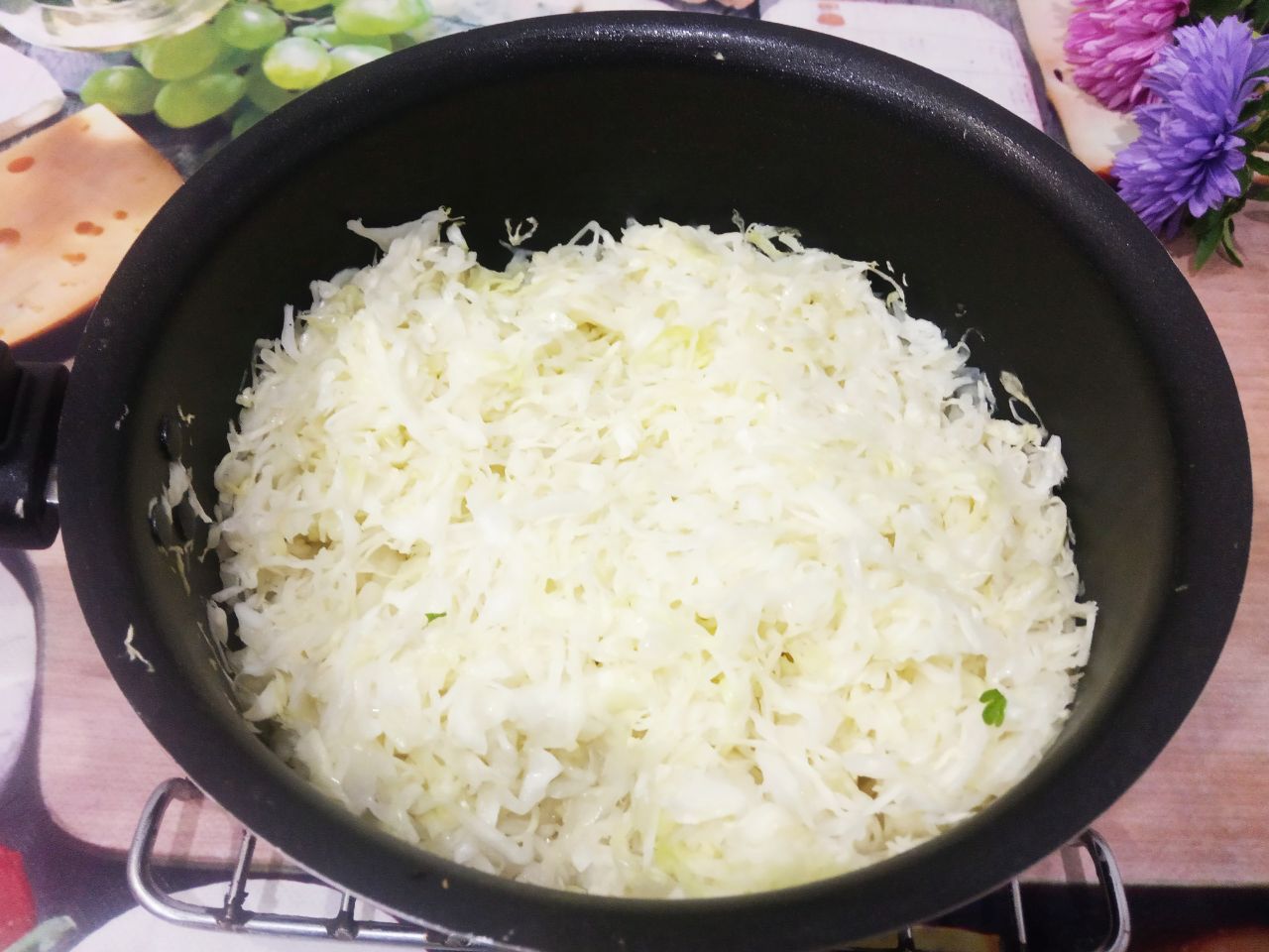 Простой рецепт салата из капусты, моркови и зеленого лука: Ставим на слабый огонь, мешаем не доводя до кипения. Прогреваем капусту до тех пор, пока не размягчится.