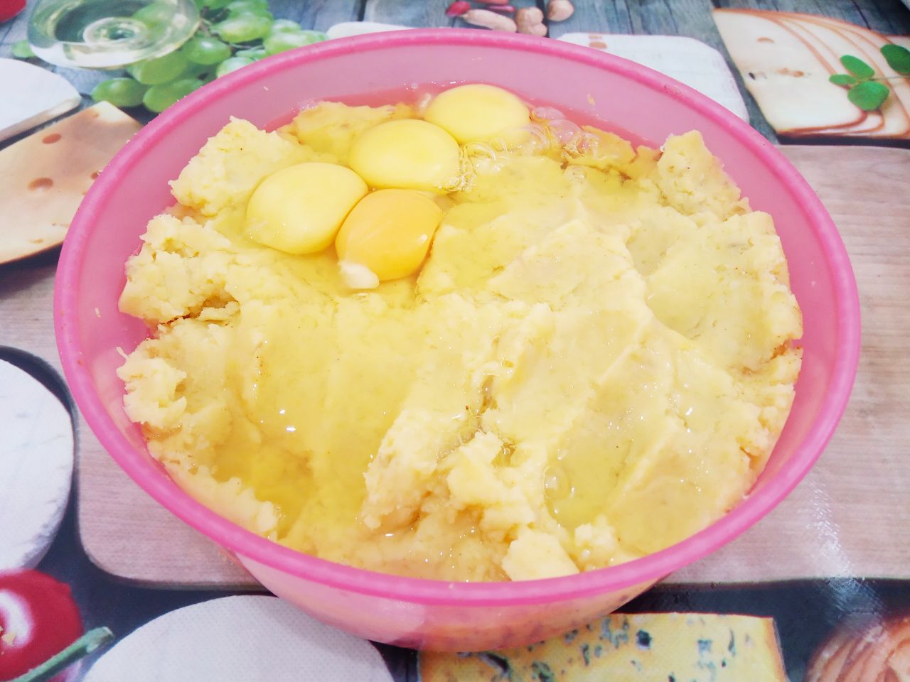Картофельный рулет с мясной начинкой, запеченный в духовке: Добавляем в пюре яйца, соль и перец молотый по вкусу, тщательно перемешиваем.