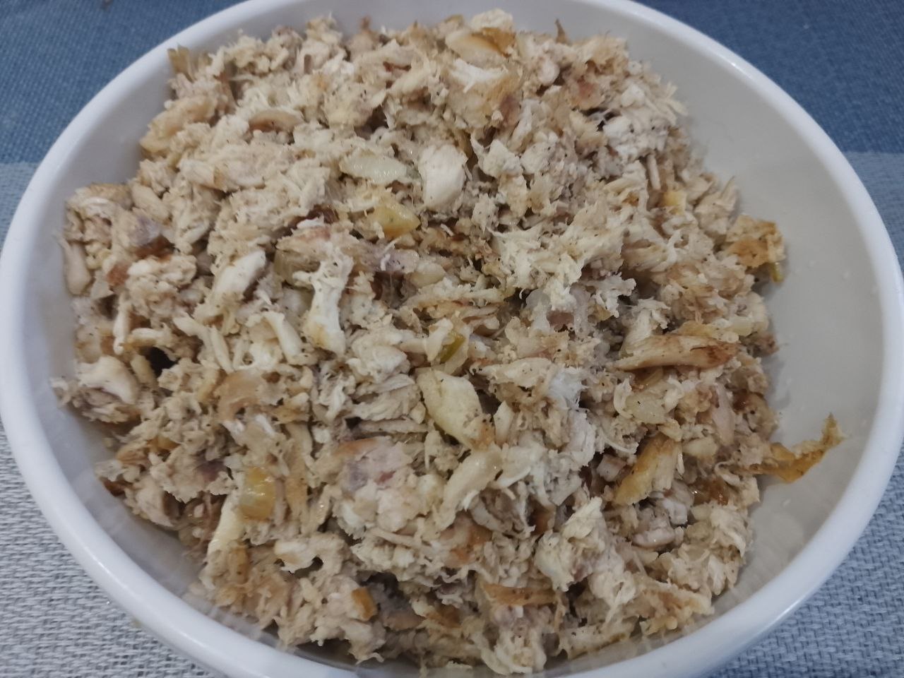 Лаваш с мясной начинкой в кляре, на сковороде: Отвариваем куриное мясо со специями до готовности, охлаждаем и измельчаем.