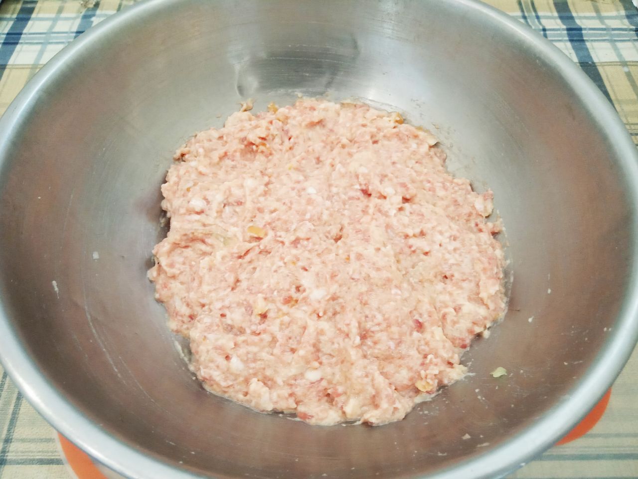 Нежные и сочные мясные оладьи, просто и вкусно: Соединяем фарш, лук, яйца, размоченные ломтики в молоке, солим и перчим по вкусу. Котлетную массу тщательно