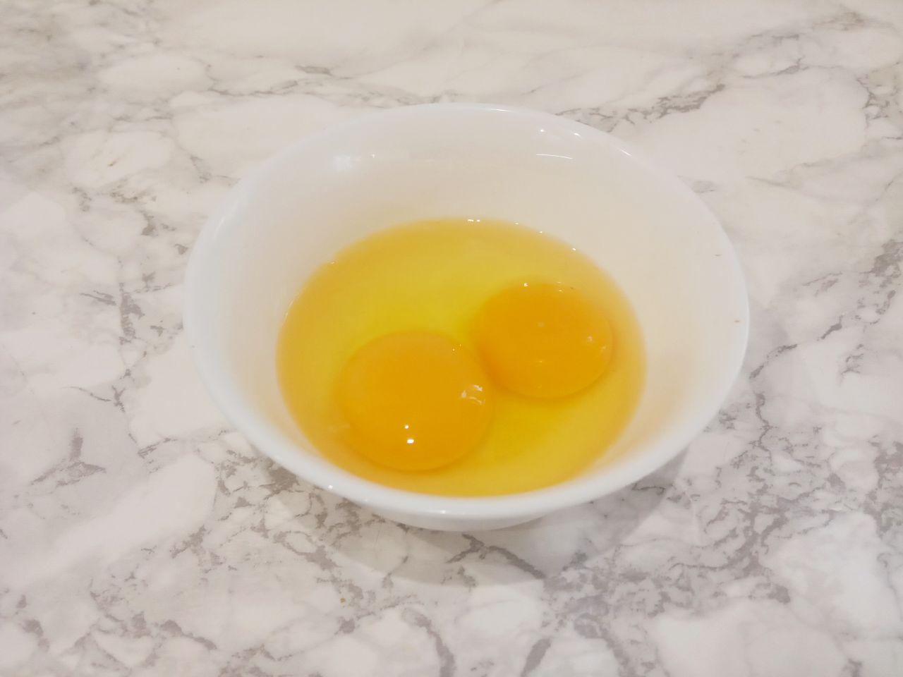 Вкусная запеканка из макарон и творога: Яйца с сахаром тщательно растираем.