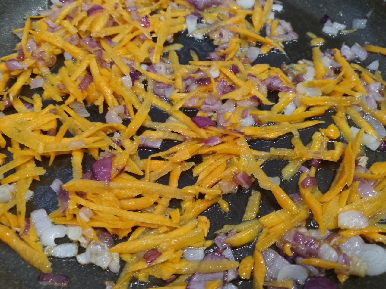 Запеченные в духовке, баклажаны с овощами, фаршем и сыром: Добавляем морковь и обжариваем несколько минут.