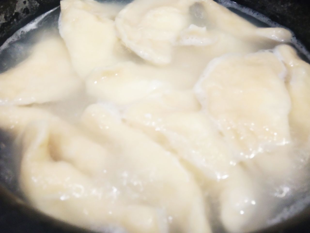 Простой рецепт вареников с творогом, вкусные и аппетитные: Варим вареники в кипящей подсоленной воде, пока они не всплывут. Когда вареники опустим в кипящую воду,