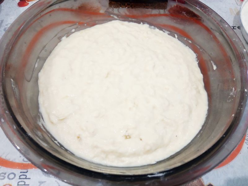 Домашние батоны с кунжутом на сыворотке, просто и вкусно: Добавляем яблочный уксус, хорошо перемешиваем.