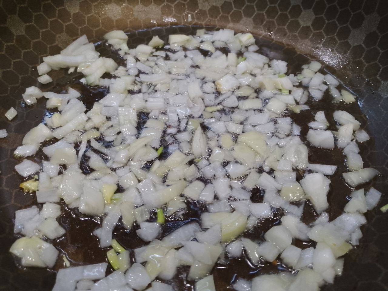 Рыбный паштет со специями, вкусный и сытный: Лук на растительном масле обжариваем до золотистого цвета, добавляем морковь и обжариваем до мягкости моркови.