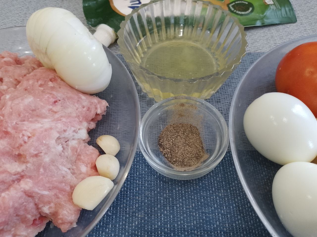 Мясные котлеты с начинкой, запеченные в духовке