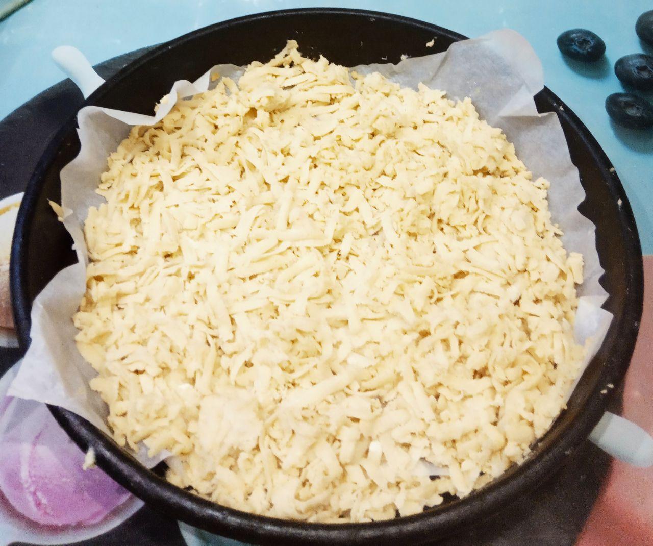 Песочный пирог с джемом, просто и вкусно: Форму застилаем пергаментом и натираем большую часть теста на крупной терке. Равномерно распределяя по